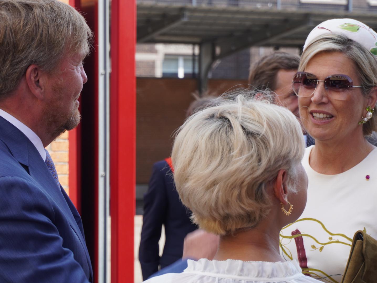 Dido Drachman seen on the back with King Willem-Alexander to her left and Queen Máxima to her right.