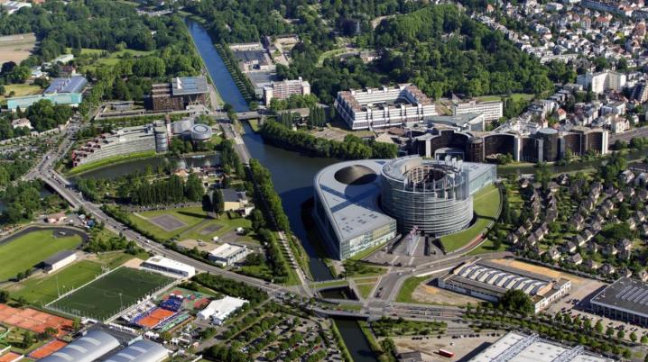 Helikopter view van een een wijk met diverse gebouwen in Straatsburg, Frabkrijk