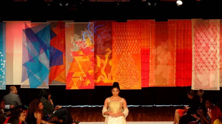KAAL: a Memory of Time (2014), kunstinstallatie van textiel door Siddhartha Das Studio in Delhi, in opdracht van het Southbank Centre in Londen.